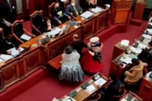 Legisladoras del MAS retiran a empujones a Erwin Bazán
