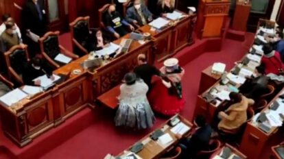 Legisladoras del MAS retiran a empujones a Erwin Bazán