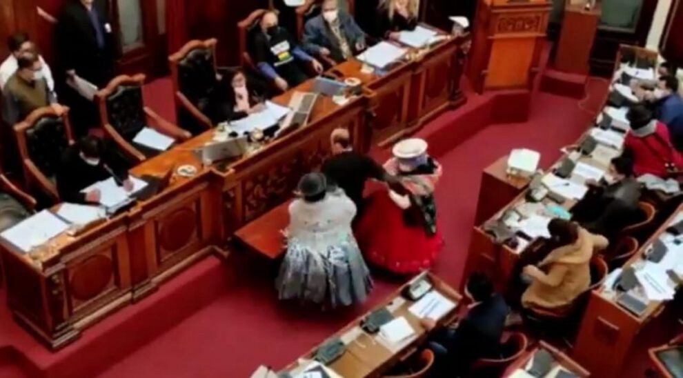 Legisladoras del MAS retiran a empujones a Erwin Bazán