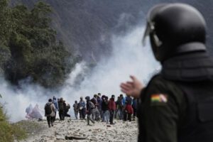 Enfrentamiento entre cocaleros y policías en Yolasa