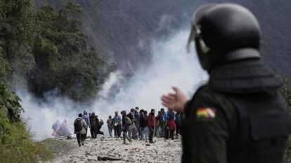 Enfrentamiento entre cocaleros y policías en Yolasa