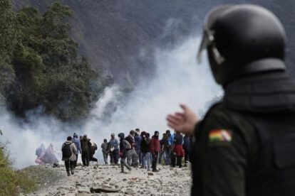 Enfrentamiento entre cocaleros y policías en Yolasa