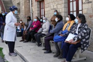 Los pacientes oncológicos hacen fila para recibir la vacunación contra el Covid-19