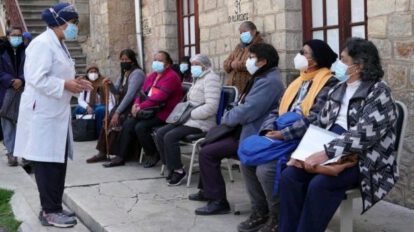 Los pacientes oncológicos hacen fila para recibir la vacunación contra el Covid-19
