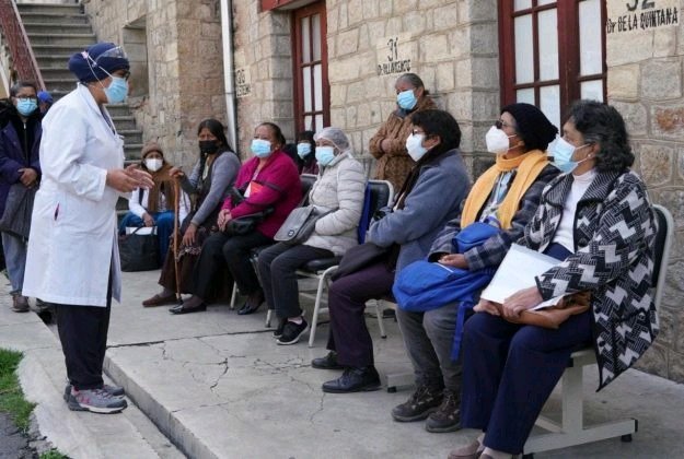 Los pacientes oncológicos hacen fila para recibir la vacunación contra el Covid-19