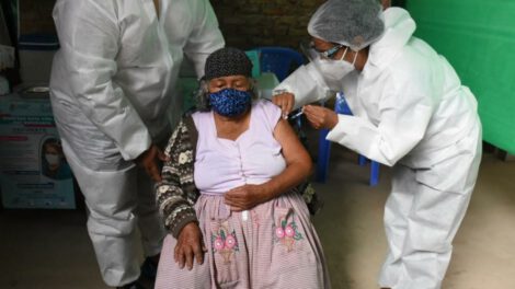 Vacunación Covid-19 Cochabamba a mayores de 60 años