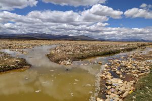 El Lago Uru-Uru se convierte en un mar plástico