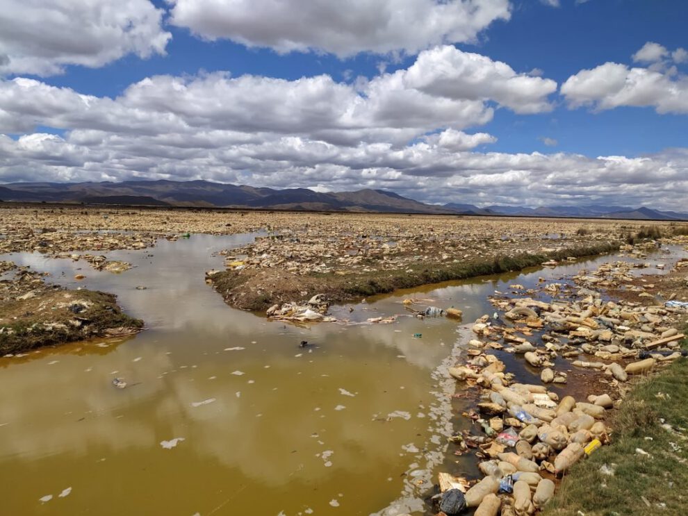 El Lago Uru-Uru se convierte en un mar plástico