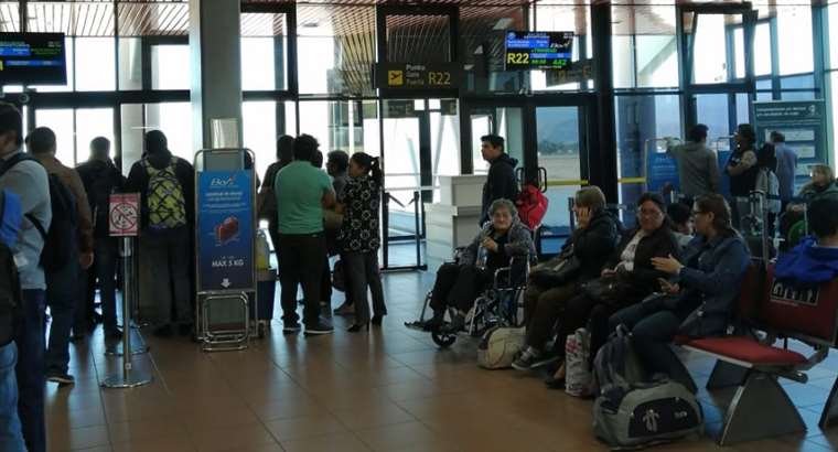 Vuelo de BoA regresa al aeropuerto internacional Jorge Wilstermann