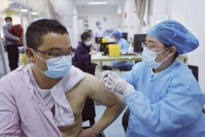 Vacuna Sinovac segura para niños y jóvenes según el director médico