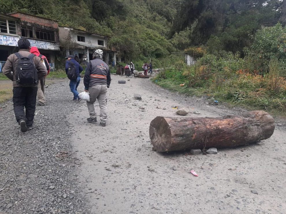 Bloqueo de los Yungas afecta a transportistas de La Paz