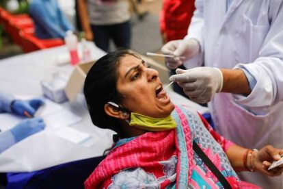 Mujer India sometiendose a una prueba antígeno nasal