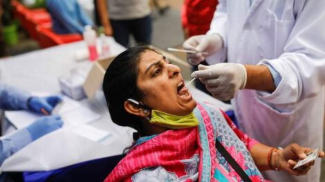Mujer India sometiendose a una prueba antígeno nasal