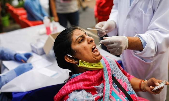 Mujer India sometiendose a una prueba antígeno nasal