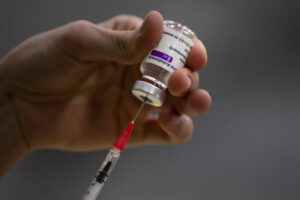Eficacia de la vacuna AstraZeneca baja de un 79% a un 76% contra el Covid-19