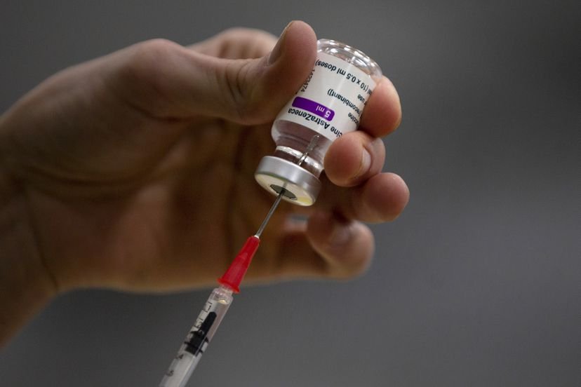 Eficacia de la vacuna AstraZeneca baja de un 79% a un 76% contra el Covid-19