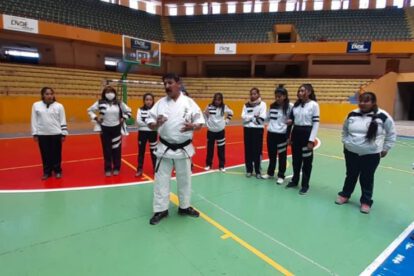 Instrucción de defensa personal a las alumnas del Donato Vásquez