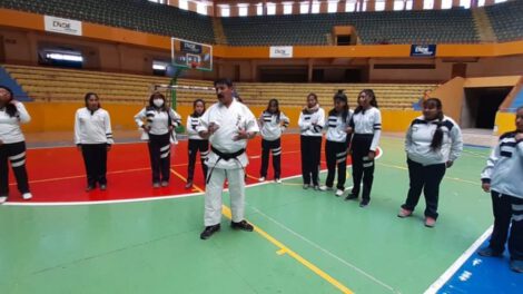 Instrucción de defensa personal a las alumnas del Donato Vásquez