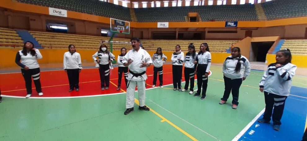 Instrucción de defensa personal a las alumnas del Donato Vásquez