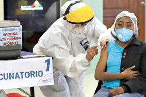 Vacuna contra el Covid-19 aplicada a una persona con enfermedad de base