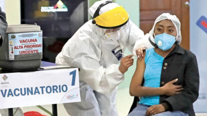 Vacuna contra el Covid-19 aplicada a una persona con enfermedad de base
