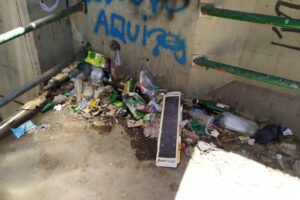 Pasarela de la avenida 6 de Agosto convertida en un basurero