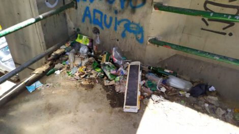 Pasarela de la avenida 6 de Agosto convertida en un basurero