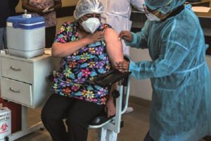 Médicos vacunados dieron positivo al Covid-19