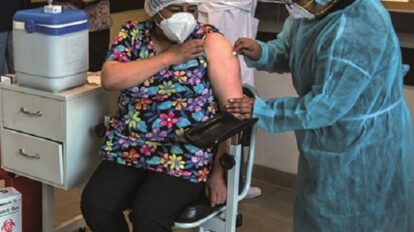 Médicos vacunados dieron positivo al Covid-19