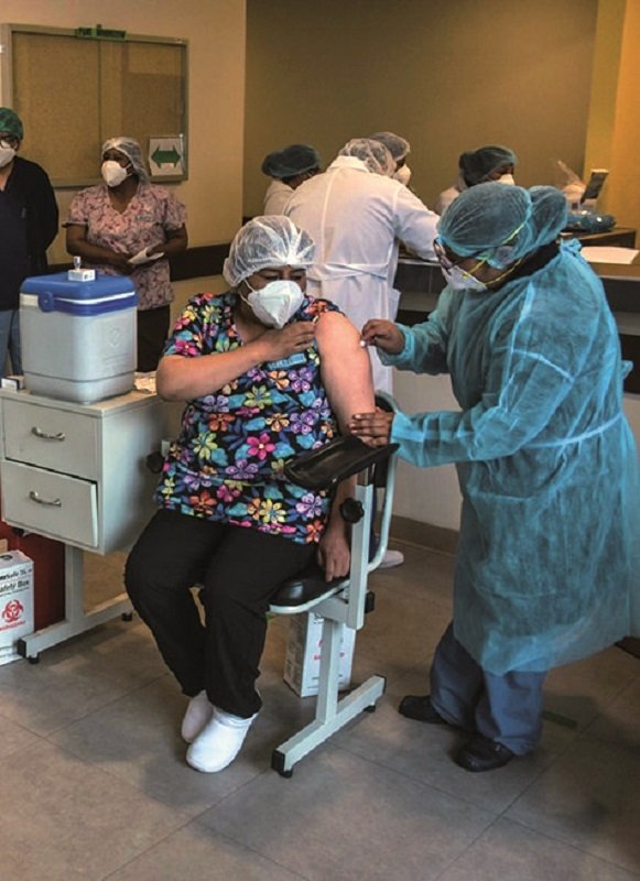 Médicos vacunados dieron positivo al Covid-19