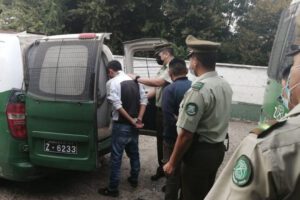 Militares chilenos expulsados por asistir a una fiesta clandestina