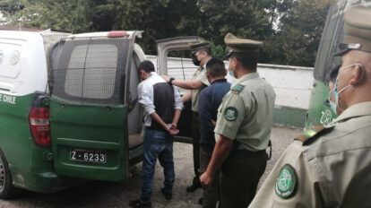Militares chilenos expulsados por asistir a una fiesta clandestina