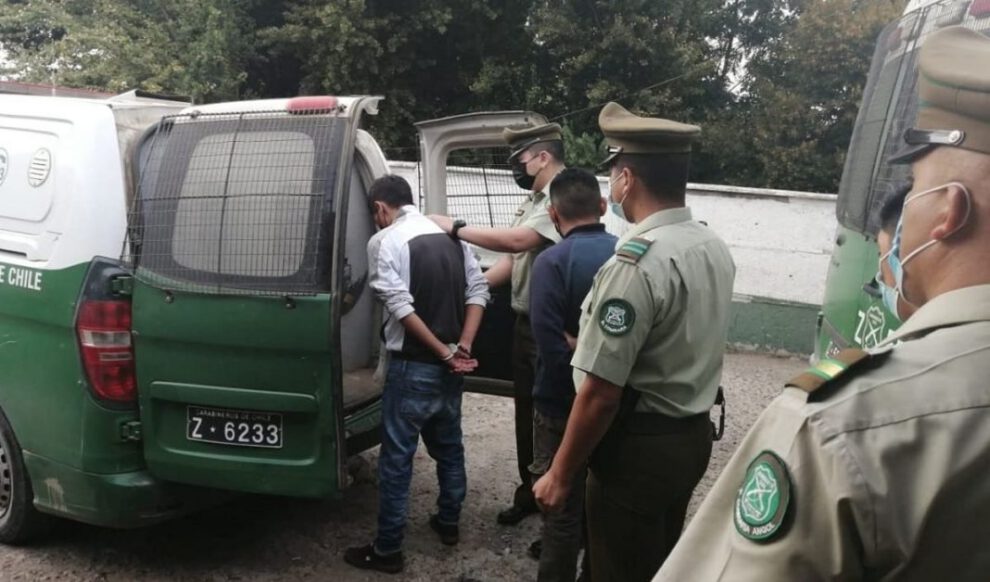Militares chilenos expulsados por asistir a una fiesta clandestina
