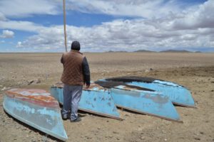 Un pescador añora lo que un día era vida y esplendor en el Lago Uru Uru
