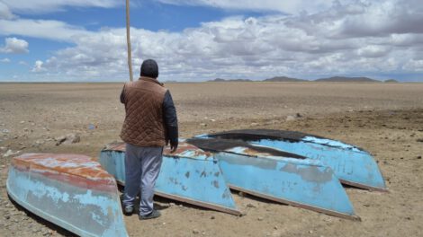 Un pescador añora lo que un día era vida y esplendor en el Lago Uru Uru