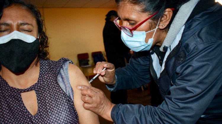 Persona recibiendo la vacuna contra el Covid-19