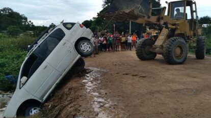 Mujer muere ahogada tras vuelco del vehículo en el que viajaba
