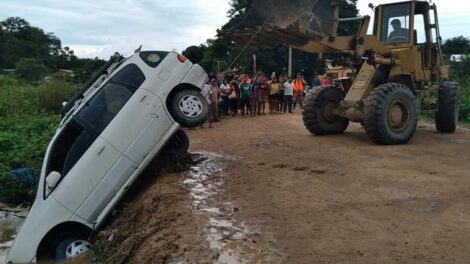 Mujer muere ahogada tras vuelco del vehículo en el que viajaba