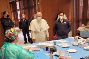Papa visita personas sin hogar vacunadas contra el Covid-19