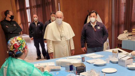 Papa visita personas sin hogar vacunadas contra el Covid-19
