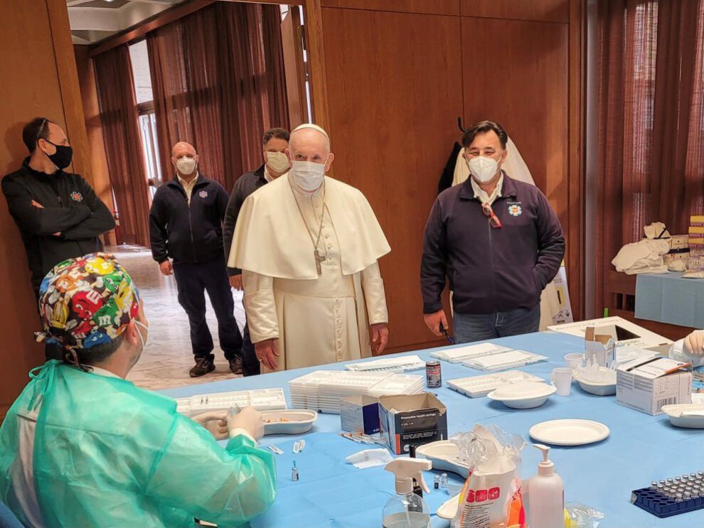 Papa visita personas sin hogar vacunadas contra el Covid-19