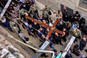 Semana Santa en Jerusalén con cristianos llevando una cruz