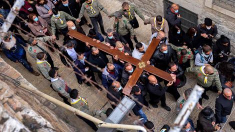 Semana Santa en Jerusalén con cristianos llevando una cruz
