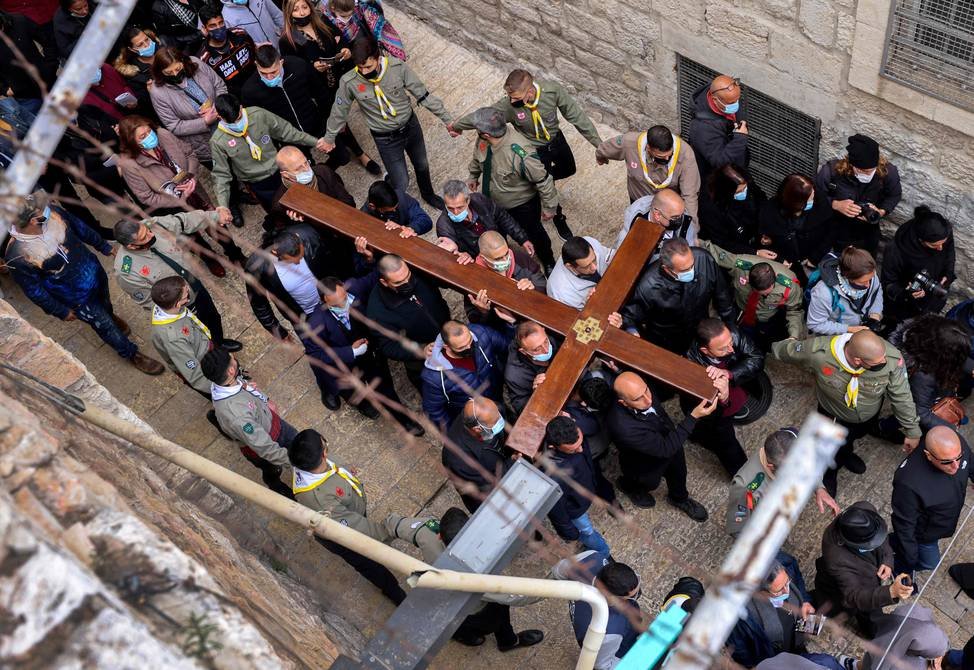 Semana Santa en Jerusalén con cristianos llevando una cruz