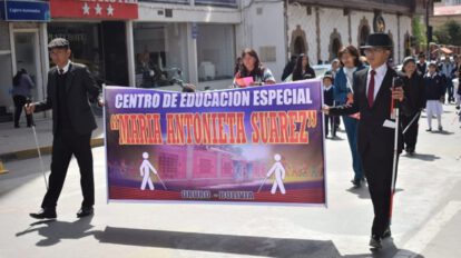 Personas con discapacidad visual en Oruro marcharon para concienciar sobre el Día Mundial del Bastón Blanco