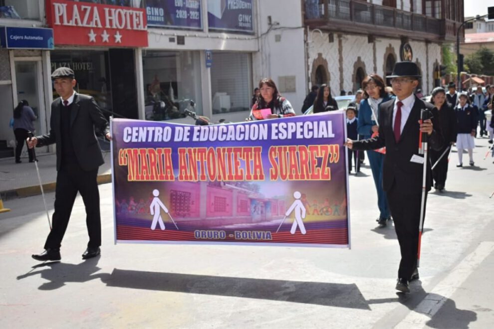 Personas con discapacidad visual en Oruro marcharon para concienciar sobre el Día Mundial del Bastón Blanco