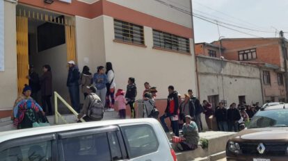 Cédula de identidad en largas filas para sufragar