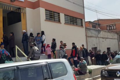 Cédula de identidad en largas filas para sufragar