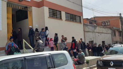Cédula de identidad en largas filas para sufragar