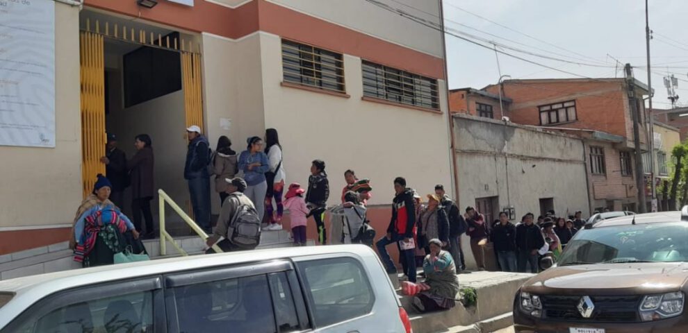 Cédula de identidad en largas filas para sufragar